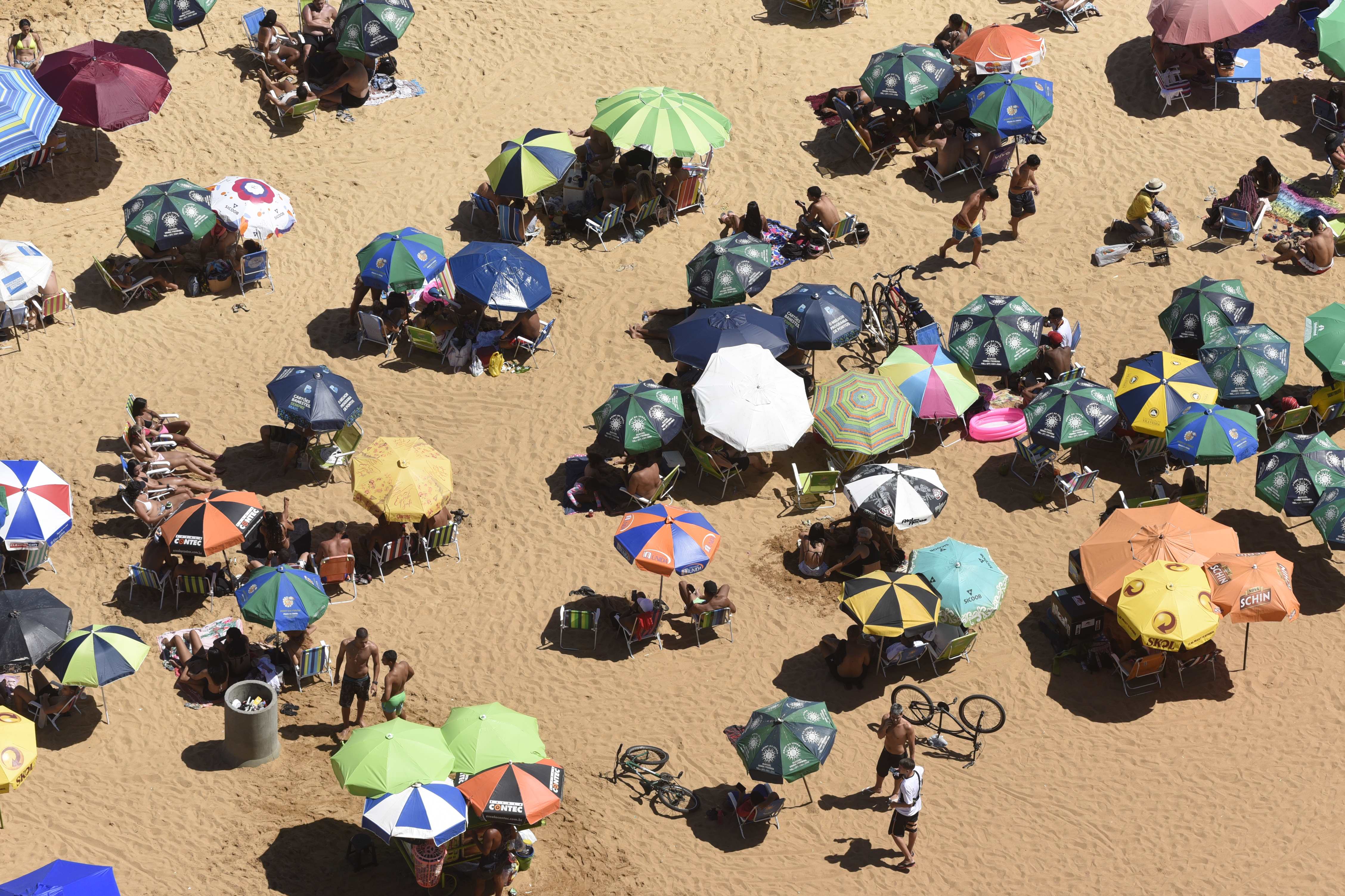 Vila Velha, ES - Movimiento en Praia da Costa el último domingo del año