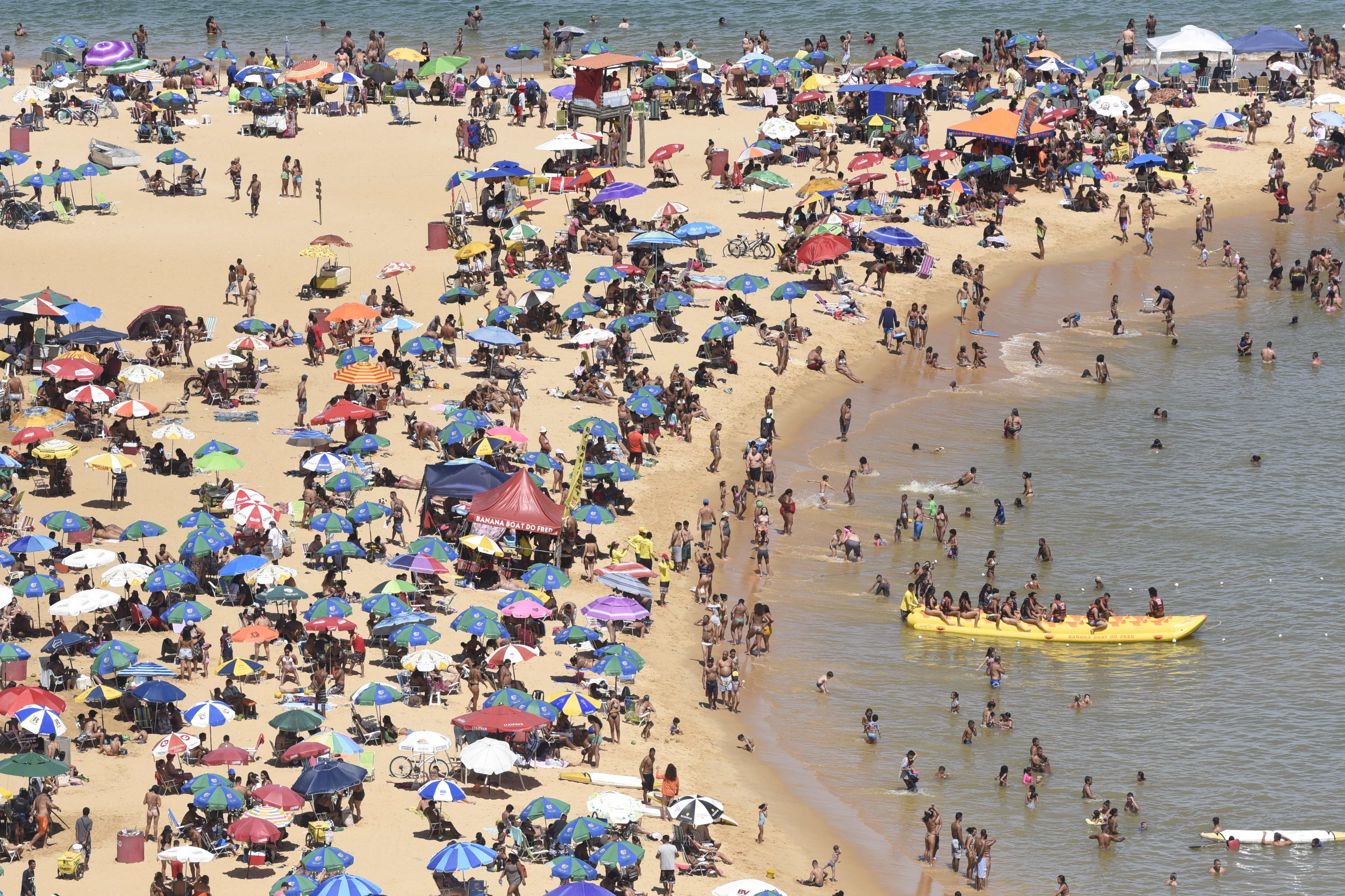 Vila Velha, ES - Movimiento en Praia da Costa el último domingo del año