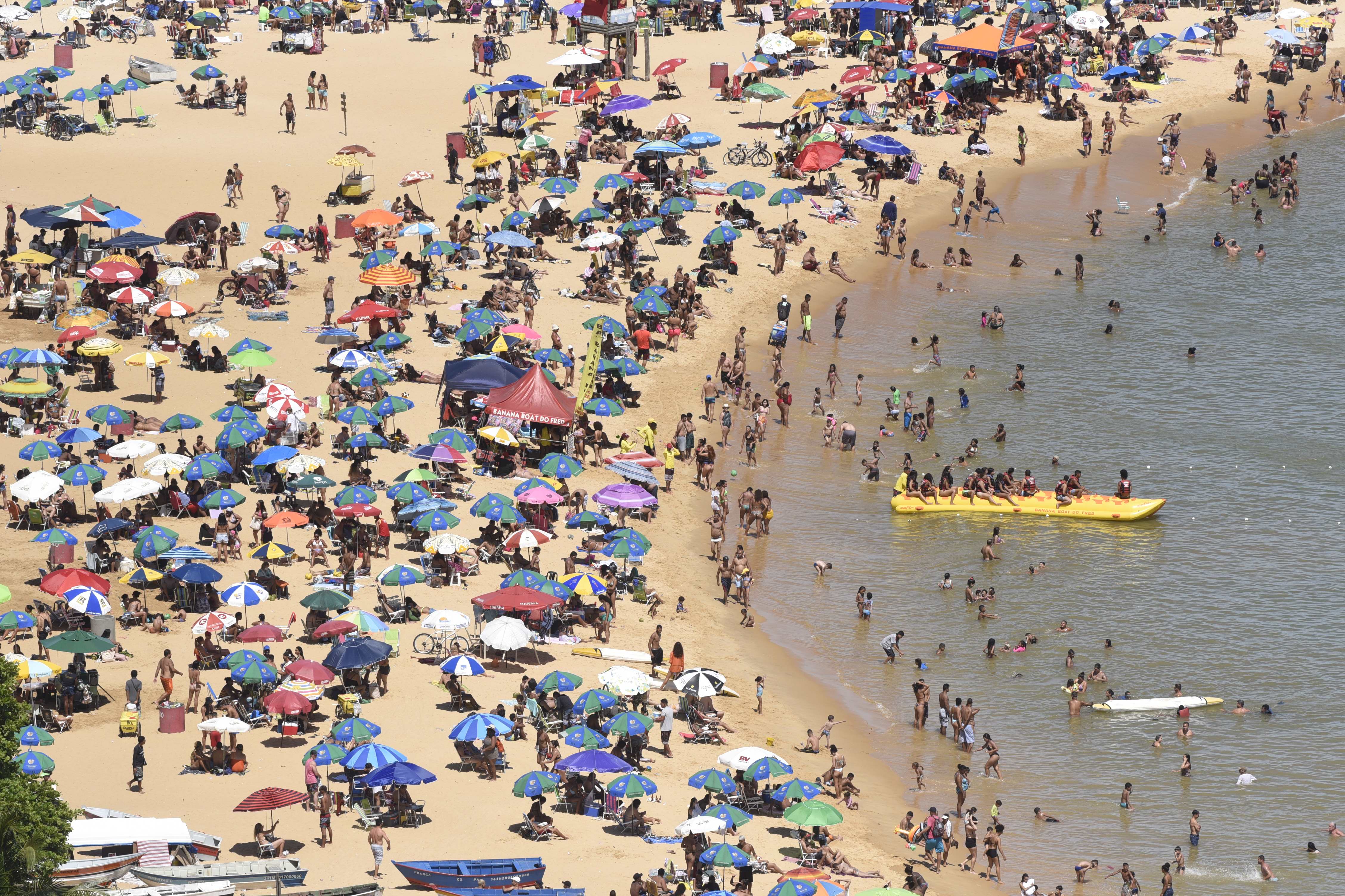 Vila Velha, ES - Movimiento en Praia da Costa el último domingo del año