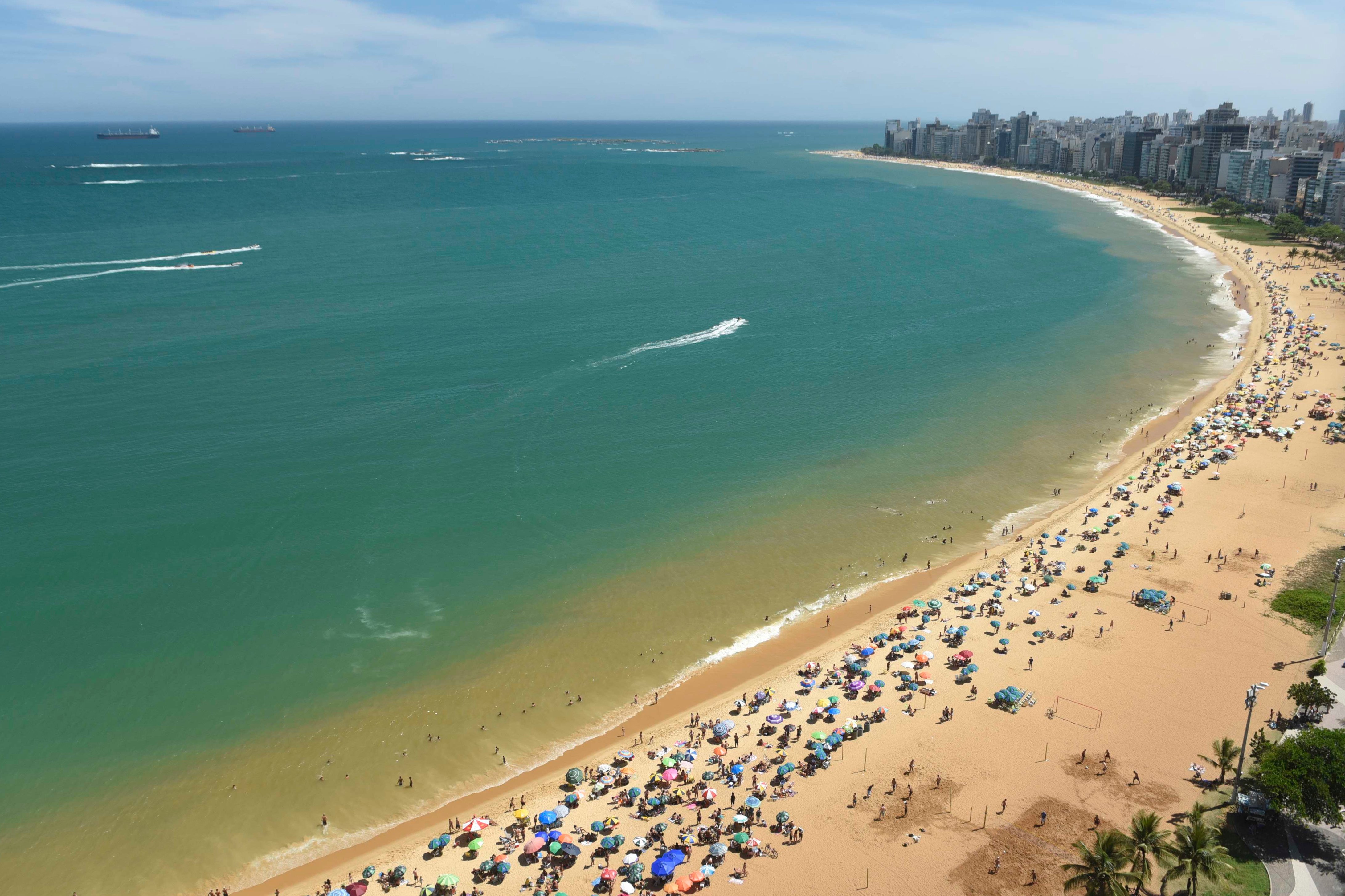 Vila Velha, ES - Movimiento en Praia da Costa el último domingo del año