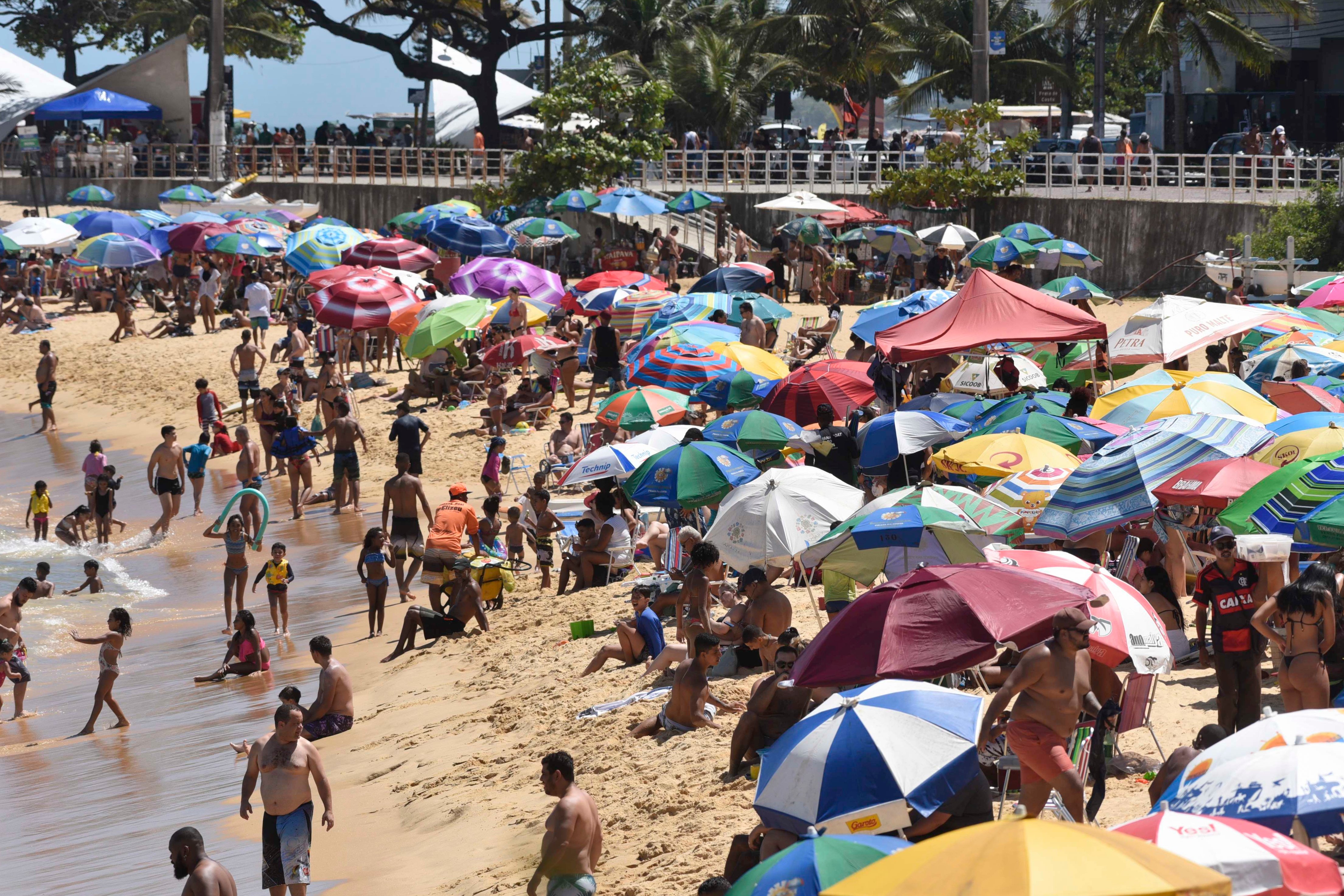 Vila Velha, ES - Movimiento en Praia da Costa el último domingo del año