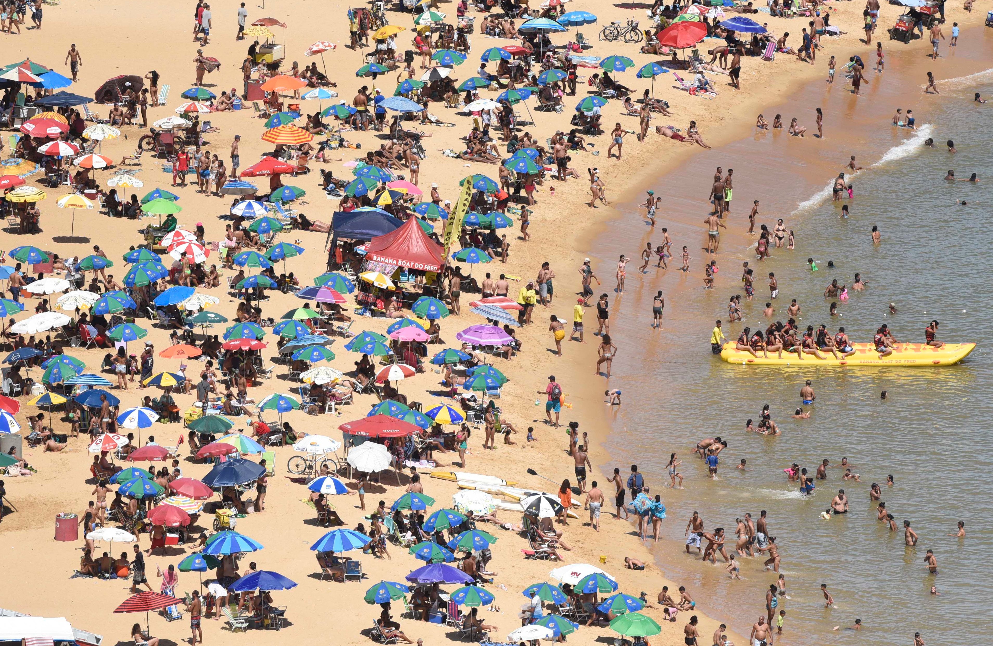 Vila Velha, ES - Movimiento en Praia da Costa el último domingo del año