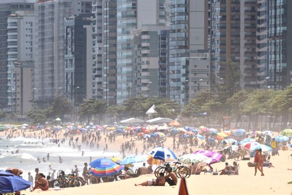 Vila Velha, ES - Movimentação na Praia de Itaparica no último domingo do ano por Vitor Jubini