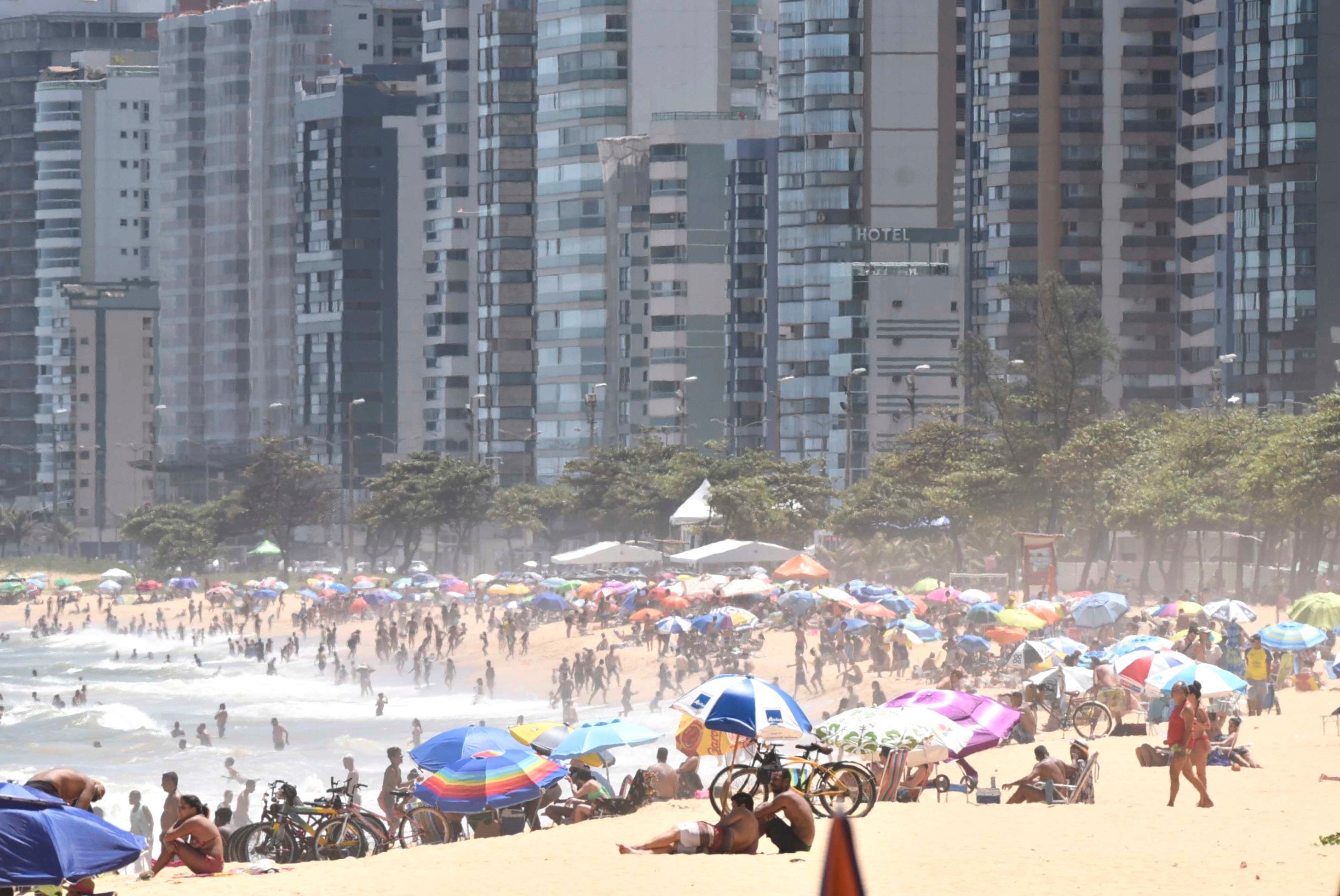 Vila Velha, ES - Movimiento en Praia de Itaparica el último domingo del año