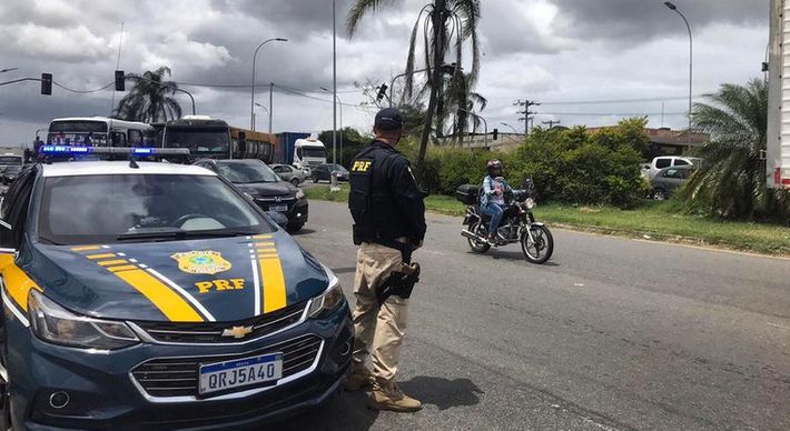 O flagrante ocorreu no km 290 da BR 101, quando os agentes abordaram um veículo com dois ocupantes. O homem ainda tentou enganar os agentes informando um nome falso