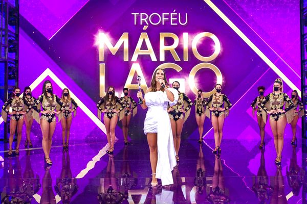 Ivete Sangalo recebe o Troféu Mario Lago no último Domingão do Faustão de 2020

