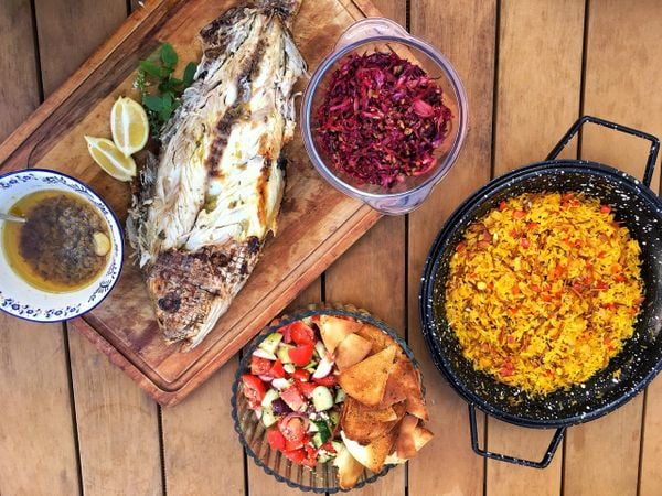 Peixe na brasa, arroz de açafrão, salada mediterrânea e repolho refogado, receita da chef Bia Brunow