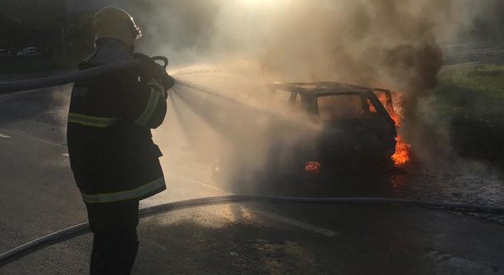 O motorista e os passageiros conseguiram sair antes que o carro fosse tomado pelas chamas. Ninguém se feriu