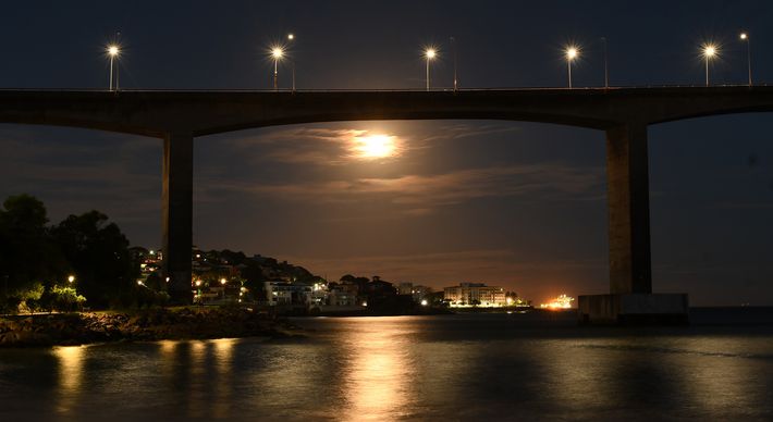 Os registros são do fotógrafo Fernando Madeira, de A Gazeta, nesta terça-feira (29). Segundo o calendário lunar, a fase cheia começa na quarta (30)