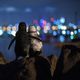 Imagem - Fotógrafo alemão ganha prêmio com imagem de pinguins viúvos abraçados