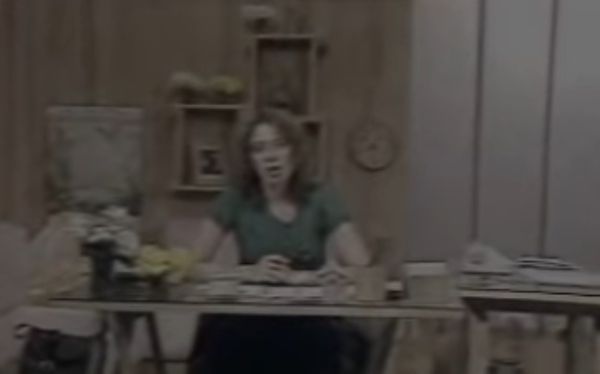 A apresentadora Marília Gabriela em transmissão da TV Mulher em 1980