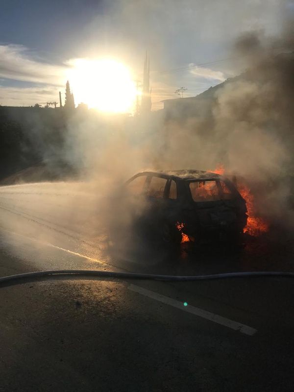 Carro pega fogo na BR 262 em Venda Nova do Imigrante por Corpo de Bombeiros