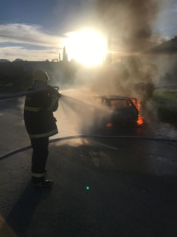Carro pega fogo na BR 262 em Venda Nova do Imigrante por Corpo de Bombeiros