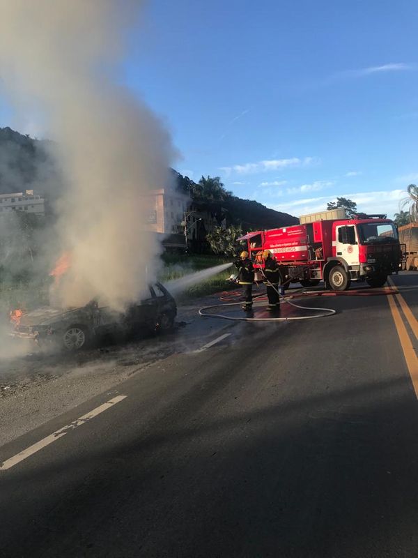 Carro pega fogo na BR 262 em Venda Nova do Imigrante por Corpo de Bombeiros