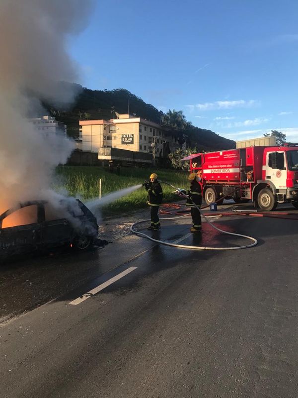 Carro pega fogo na BR 262 em Venda Nova do Imigrante por Corpo de Bombeiros