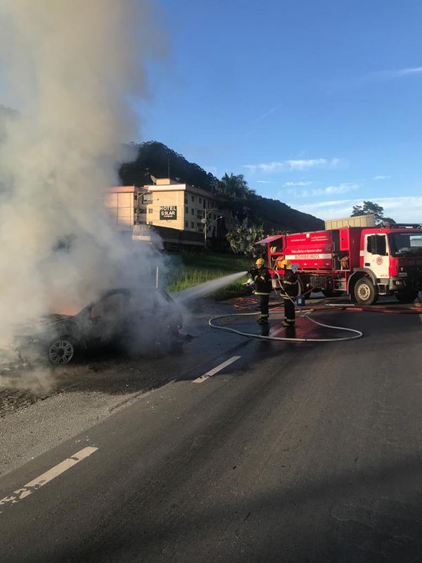 Carro pega fogo na BR 262 em Venda Nova do Imigrante por Corpo de Bombeiros