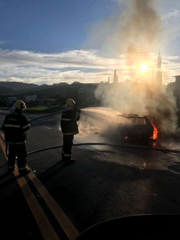 Carro pega fogo na BR 262 em Venda Nova do Imigrante por Corpo de Bombeiros