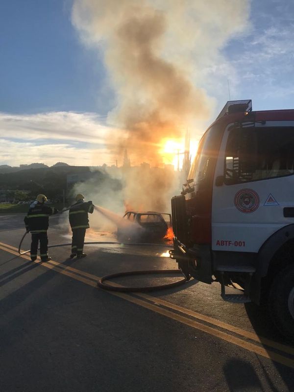 Carro pega fogo na BR 262 em Venda Nova do Imigrante por Corpo de Bombeiros