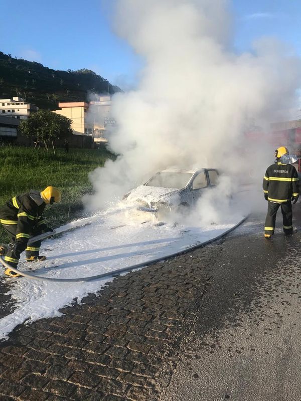 Carro pega fogo na BR 262 em Venda Nova do Imigrante por Corpo de Bombeiros