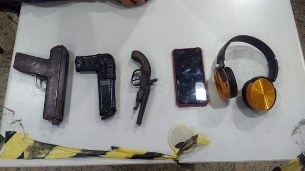 Armas, celular e fone de ouvido roubado pelos menores