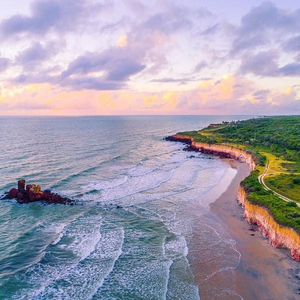 Imagem mostra parte da Praia da Costa Dourada, que vai de Conceição da Barra (ES) a Bahia, passando por Itaúnas (ES). Foto aérea foi tirada na porção baiana do point turístico