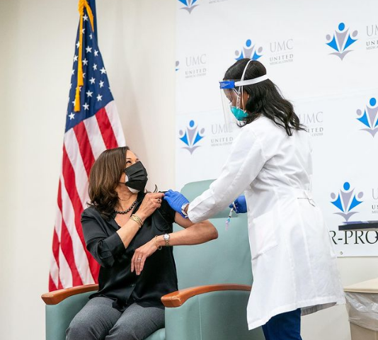Kamala Harris toma a vacina contra Covid-19 nos Estados Unidos