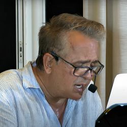 O cantor Orlando Morais em apresentação live.