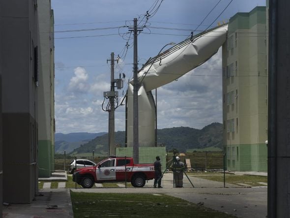 Caixas-d'água desabam de prédios do Minha Casa Minha Vida, em Padre Gabriel, Cariacica por Vitor Jubini
