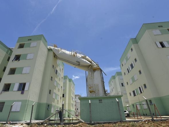 Caixas-d'água desabam de prédios do Minha Casa Minha Vida, em Padre Gabriel, Cariacica por Vitor Jubini
