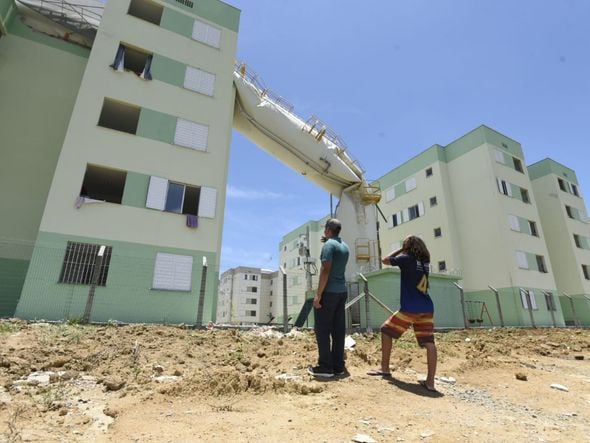 Caixas-d'água desabam de prédios do Minha Casa Minha Vida, em Padre Gabriel, Cariacica por Vitor Jubini
