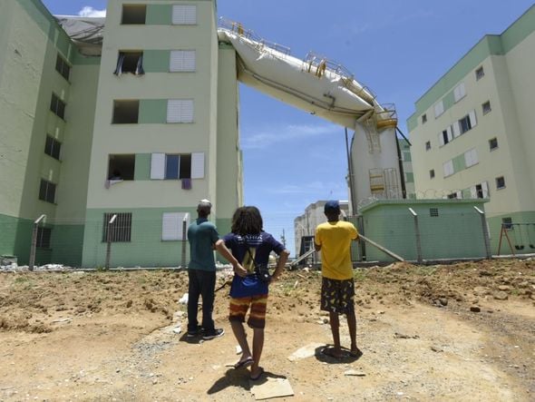 Caixas-d'água desabam de prédios do Minha Casa Minha Vida, em Padre Gabriel, Cariacica por Vitor Jubini