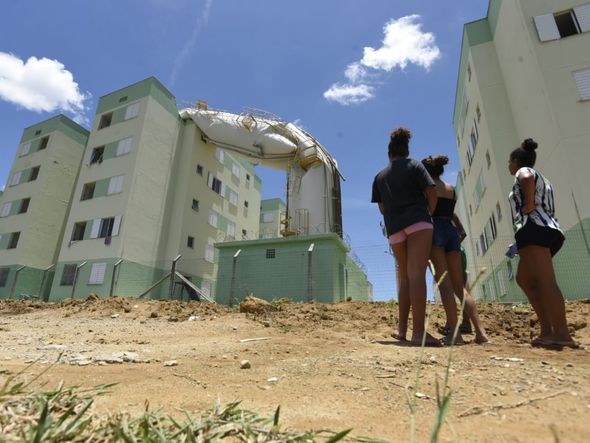 Caixas-d'água desabam de prédios do Minha Casa Minha Vida por Vitor Jubini
