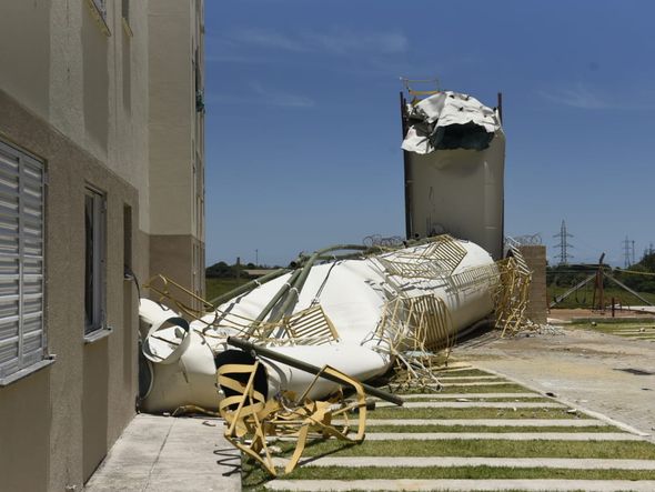 Caixas-d'água desabam de prédios do Minha Casa Minha Vida, em Padre Gabriel, Cariacica por Vitor Jubini