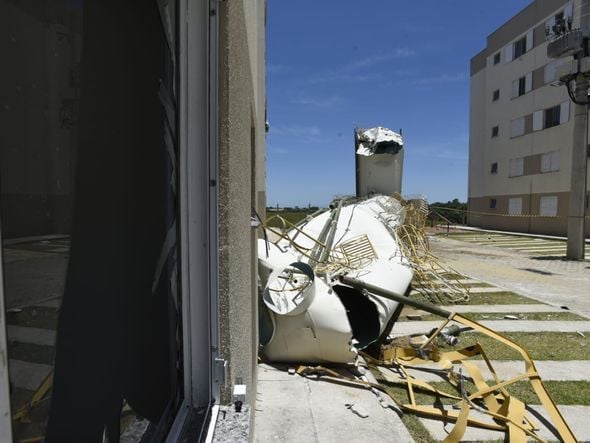 Caixas-d'água desabam de prédios do Minha Casa Minha Vida, em Padre Gabriel, Cariacica por Vitor Jubini