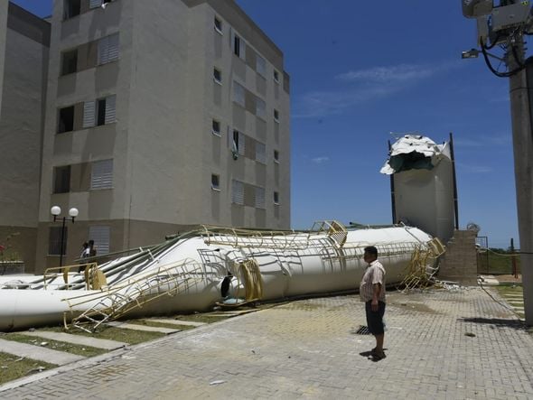 Caixas-d'água desabam de prédios do Minha Casa Minha Vida, em Padre Gabriel, Cariacica por Vitor Jubini