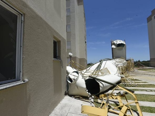 Caixas-d'água desabam de prédios do Minha Casa Minha Vida, em Padre Gabriel, Cariacica por Vitor Jubini