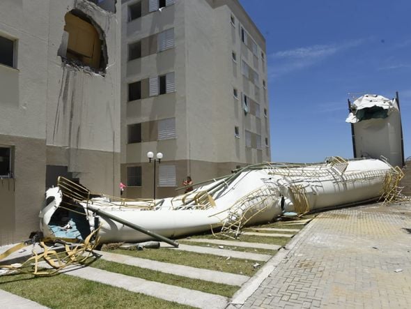 Caixas-d'água desabam de prédios do Minha Casa Minha Vida, em Padre Gabriel, Cariacica por Vitor Jubini