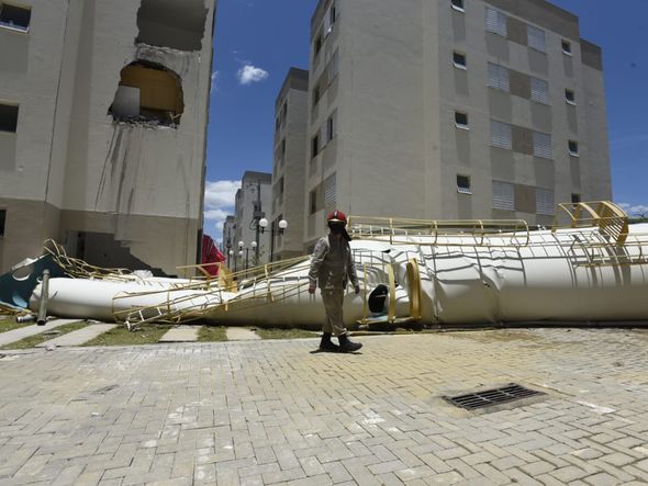 Caixas-d'água desabam de prédios do Minha Casa Minha Vida, em Padre Gabriel, Cariacica por Vitor Jubini