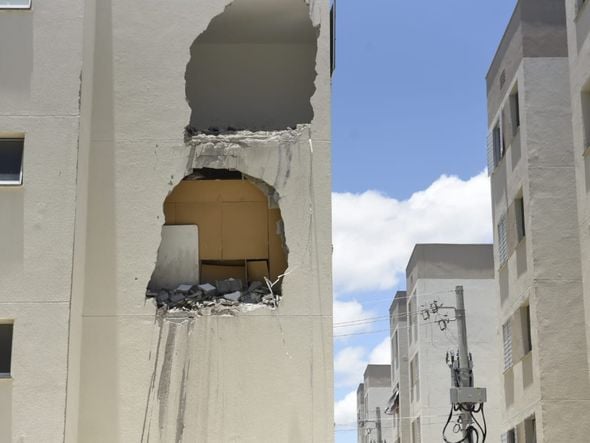 Caixas-d'água desabam de prédios do Minha Casa Minha Vida, em Padre Gabriel, Cariacica por Vitor Jubini