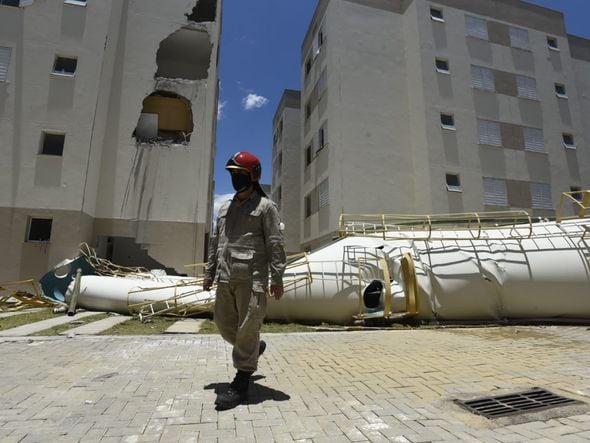 Caixas-d'água desabam de prédios do Minha Casa Minha Vida, em Padre Gabriel, Cariacica por Vitor Jubini