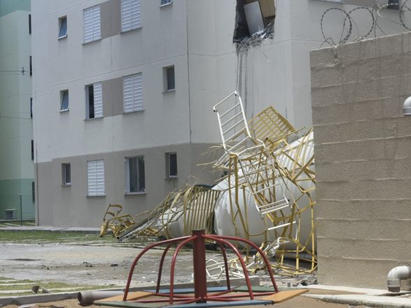 Caixas-d'água desabam de prédios do Minha Casa Minha Vida por Vitor Jubini