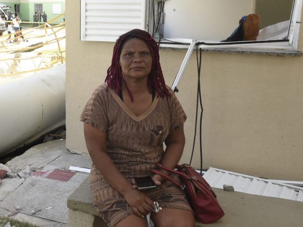 Moradores de condomínio precisaram sair de suas casas após queda de torres por Carlos Alberto Silva