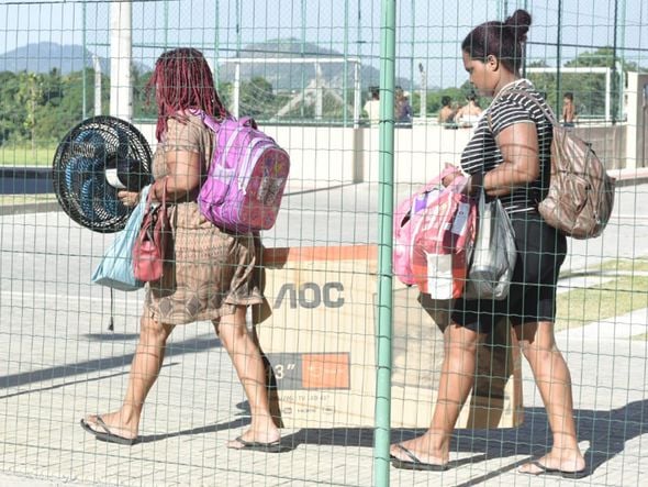 Moradores de condomínio precisaram sair de suas casas após queda de torres por Carlos Alberto Silva