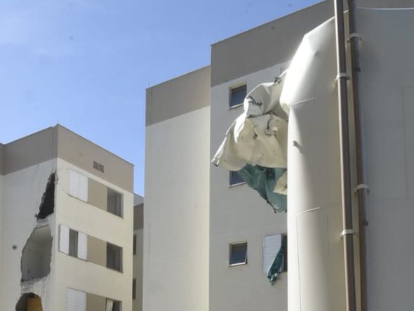 Parte do prédio ficou destruído após queda  de torre-d'água em Padre Gabriel, Cariacica por Carlos Alberto Silva