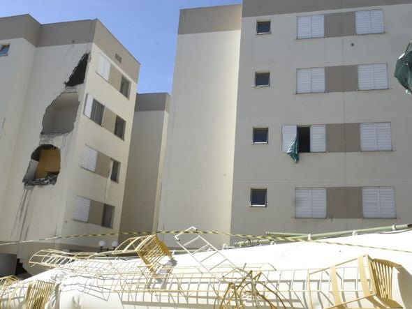 Parte do prédio ficou destruído após queda  de torre-d'água em Padre Gabriel, Cariacica por Carlos Alberto Silva