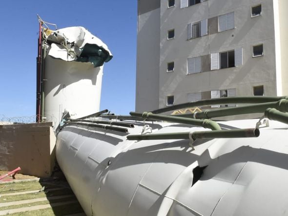 Parte do prédio ficou destruído após queda  de torre-d'água em Padre Gabriel, Cariacica por Carlos Alberto Silva