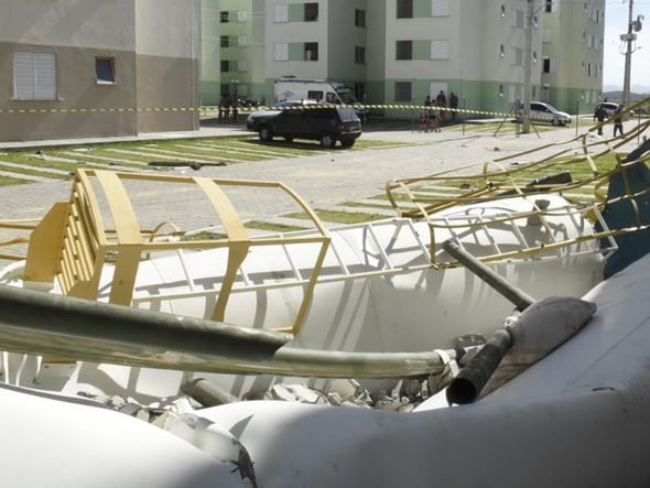 Queda de torres causa transtornos a moradores de condomínio em Cariacica por Carlos Alberto Silva