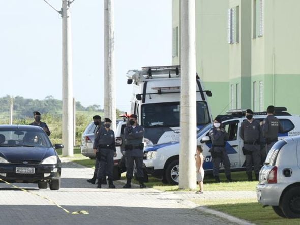 Queda de torres causa transtornos a moradores de condomínio em Cariacica por Carlos Alberto Silva