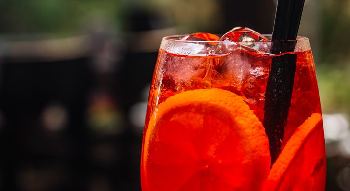 Combinando o aperitivo italiano Aperol com espumante, o mixologista Diogo Cypriano ensina como fazer esse drinque refrescante para você brindar na virada do ano e no verão