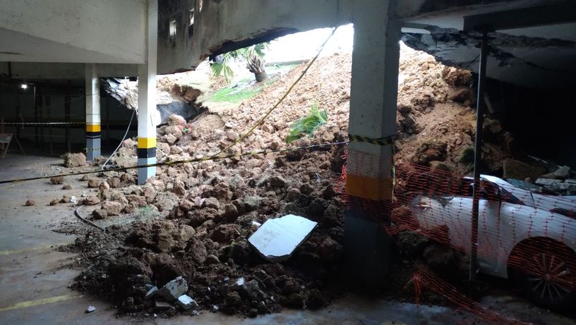 Carros danificados em desabamento em garagem de condomínio na Praia de Itaparica, Vila Velha